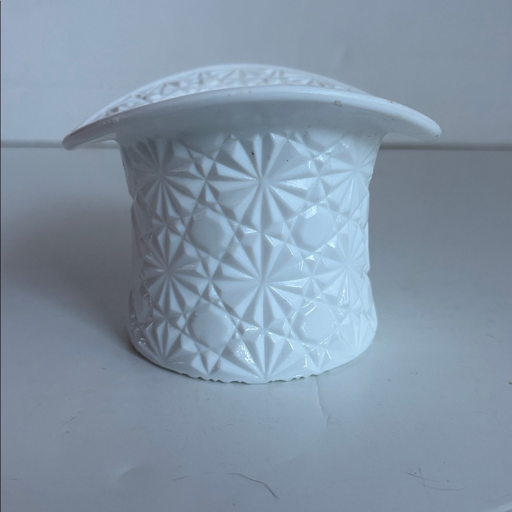 Vintage Fenton milk glass top hat “daisy and button” pattern - Picture 3 of 13